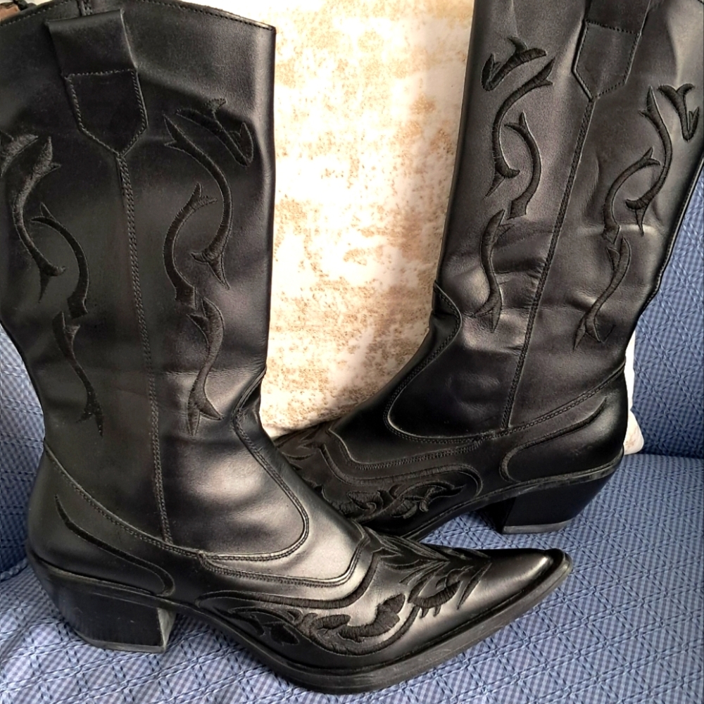 Women's Black Lace-Up Western Boots with Embroidered Detail
